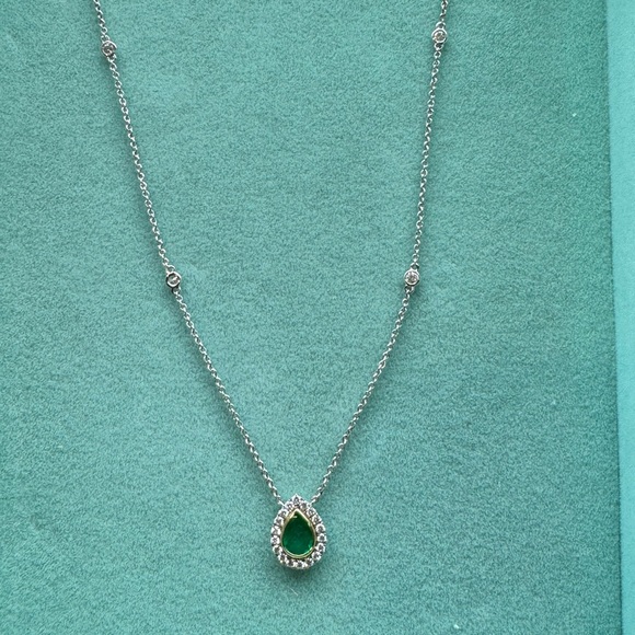 Stunning 14k White Gold Pear-Shaped Emerald and Diamond Halo Necklace - Picture 2 of 6